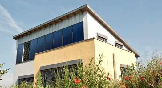 How to design an 85 % solar-heated and 100 % solar air-conditioned house
