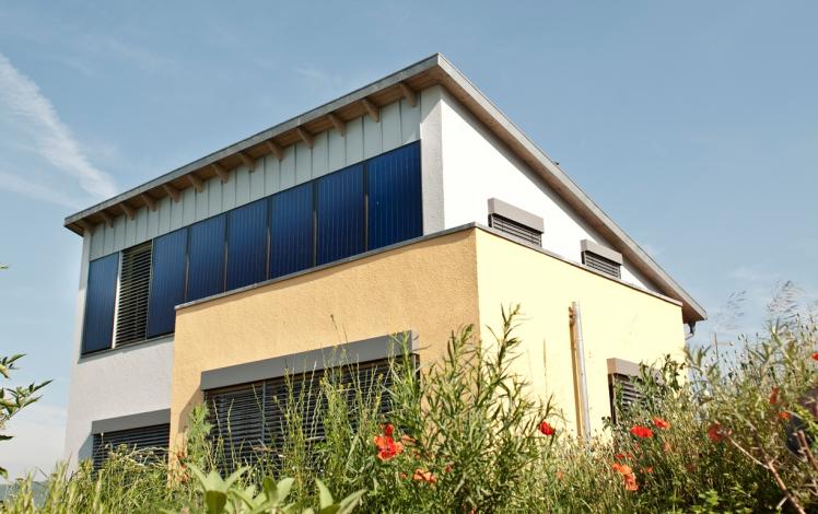 How to design an 85 % solar-heated and 100 % solar air-conditioned house